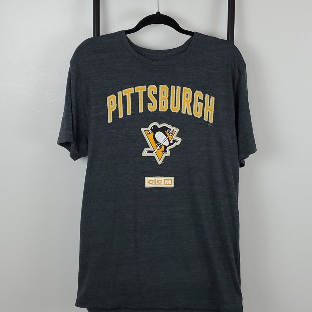 NHL Pittsburgh Penguin CCM t-shirt embroidered Size L